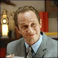 Dans "Podium", de quel chanteur le héros est-il fan ?