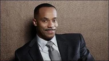 Après la mort de la femme de Jethro, il prend la tête du NCIS et perd sa femme récemment : qui est-il ?