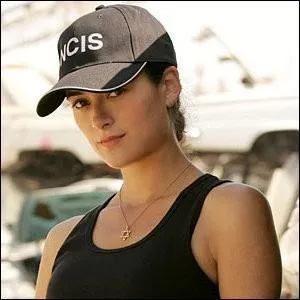 Elle sauve Gibbs d'une mort certaine et devient rapidement une de ses agents, elle vient d'Israël; qui peut-elle bien être ?