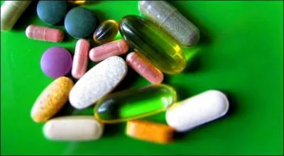 "Il n'était rien moins que beau ni jeune, bien fait, mais un peu gras, engoncé et fort rouge". Que constitue le terme "engoncé" ?