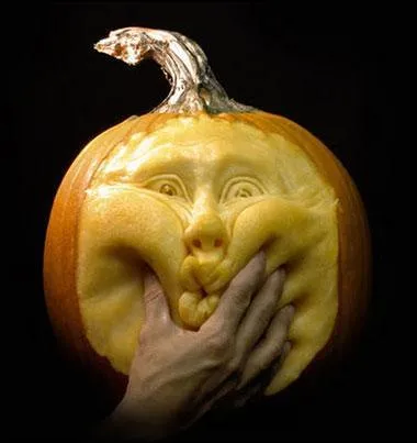 Pauvre potiron ! Que pressent les doigts ?