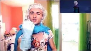 Dans la vidéo : 'Question Time 10', Squeezie lance de la farine en imitant quel personnage ?