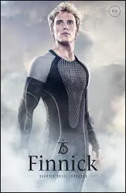 Grace à quoi Katniss acceptera-t-elle de devenir alliée avec les deux tributs du district quatre ?