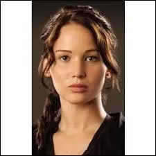 Avec quel objet Katniss essaye-t-elle de s'en prendre à Haymitch à sa sortie des jeux ?