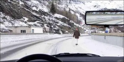 Pour dépasser ce piéton, je dois au moins m'écarter de :