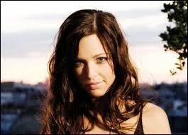 Quelle chanteuse interprète "Un ange frappe à ma porte" en 2006 ?