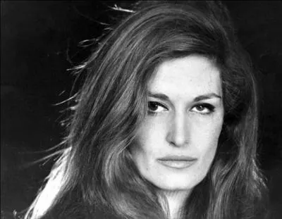 Le 3 mai 1987, mort de Dalida, qui se suicide dans sa maison de Montmartre.