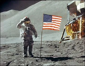 Lancé par le président Kennedy le programme Apollo a réussi sa mission. Le 20 juillet 1969 deux hommes ont marché sur la lune.