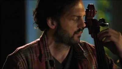 Avec qui Nick travaille-t-il ?