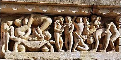 On trouve ce genre de sculptures de scènes de sexe sur les temples de Khajuraho, qui sont pourtant des lieux de cultes, mais dans quel pays peut-on les admirer ?