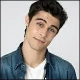 De quel garçon est-elle amoureuse pour la première fois ?