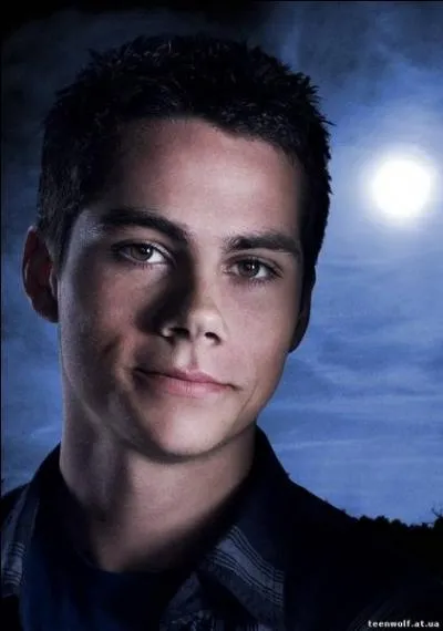 Avec qui Stiles est-il en couple ?