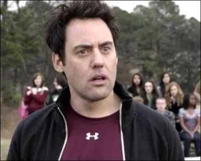 Quel est l'acteur qui joue le rôle du coach Bobby Finstock ?