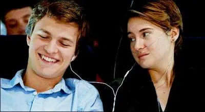 Que fait Hazel quand Augustus a peur dans l'avion ?