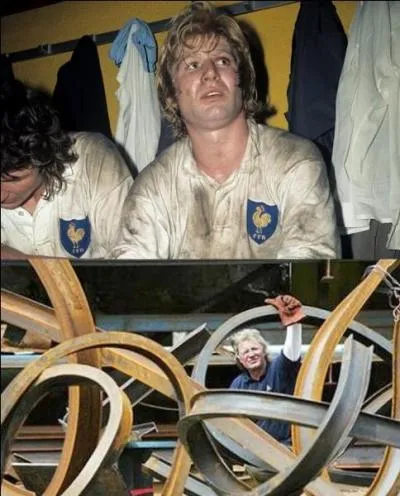 Il s'est reconverti dans la sculpture. Il a été le capitaine de la première équipe de France victorieuse de l'équipe de Nouvelle-Zélande en... Nouvelle-Zélande, un fameux 14 juillet 1979 à Auckland. Qui est-il ?