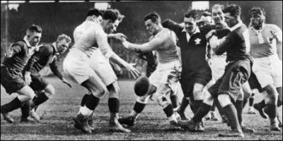 Les dirigeants du tournoi firent en sorte que les années 30 (de 1932 à 1939) furent très mauvaises pour l'équipe de France. Que se passa-t-il ?