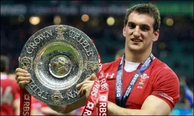 Pendant ce tournoi, 6 équipes s'opposent, l'Angleterre, l'Ecosse, la France, l'Irlande, l'Italie, le Pays de Galles, nous le savons. Mais, au sein de ce tournoi, d'autres compétitions ont lieu ! Comment appelle-t-on le trophée qui récompense l'ancien tournoi des IV, celui d'avant l'entrée de la France ?