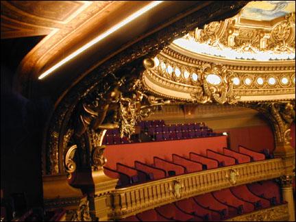 Il semble qu'un fantôme hanterait l'opéra Garnier, dans quelle loge se trouverait-il ?