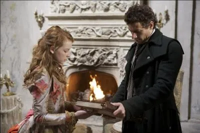 Orpheline, elle est envoyée chez son oncle, dans un mystérieux manoir qui lui révèlera des secrets qu'elle n'aurait jamais imaginés. C'est une "princesse de la lune..."