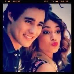 Dans la saison 3, pour qui se fait passer Violetta ?