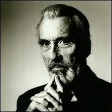 Christopher Lee est un immense acteur britannique de par son talent et sa carrière. Dans laquelle de ces sagas cinématographiques ne figure-t-il pas ?