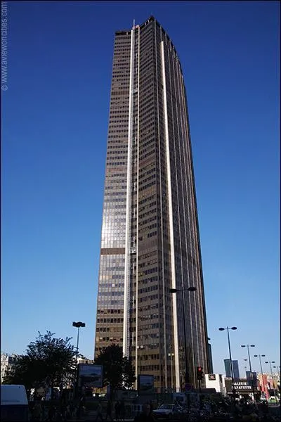 Quel est ce monument à Paris presque aussi grand que la tour Eiffel ?