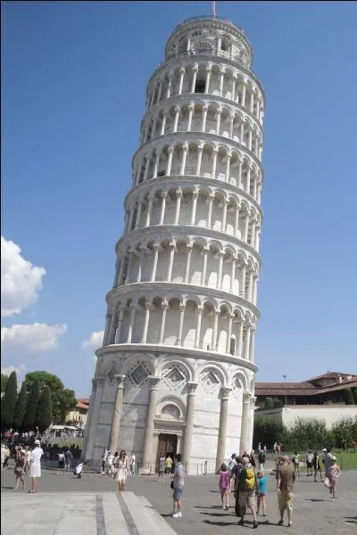 Quel est cette tour en Italie à Pise qui, au cours, de sa construction a été construite penchée ?
