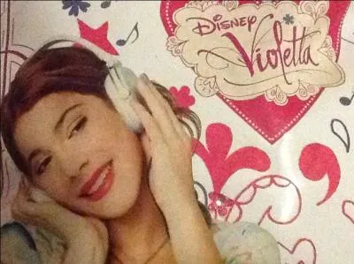 Quelle est la couleur des yeux de Violetta ?