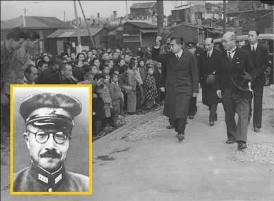 Alors premier ministre et chef de l'armée impériale japonaise, après une série de défaites, culminant avec la chute de Saipan, il est remercié par Hirohito le 18 juillet 1944...