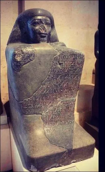 À la mort de celui-ci, Hatshepsout prit la régence au nom de son demi-neveu, ce dernier était encore enfant. Elle le laissera dans l'ombre et prendra la titulature de Pharaon. Comment se nomme ce premier prophète d'Amon et vizir qui la soutiendra dans cette entreprise ?