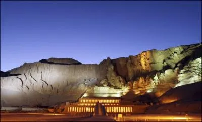 Elle fera brûler des quantités d'encens ramenées de cette expédition dans son temple, pure merveille d'architecture. Quel est le site de ce monument ?