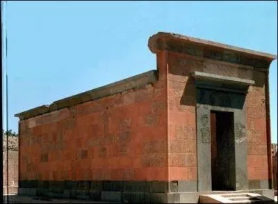 Où se trouve la "chapelle Rouge", temple lui étant attribué ?