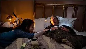 Il risque sa vie pour le vieil homme. De qui devient-il proche ?