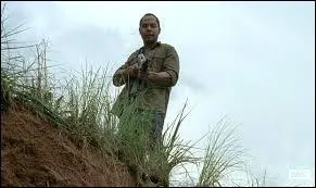 Lors de leur fuite, le gouverneur se retrouve avec la fillette pris au piège dans une fosse remplie de rôdeurs. Après les avoir massacrés, par qui sont-ils découverts ?