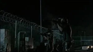 Pendant ce temps, qui affronte une horde de rôdeurs qui a détruit le grillage ?