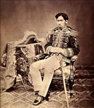 A sa mort, Mutsuhito, empereur du Japon de 1867 à 1912 reçoit le nom posthume de "Meiji jidai". Que ces mots signifient t-ils ?