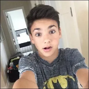 Comment s'appelle sa première chanson ?