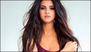 De qui est-elle très proche ?