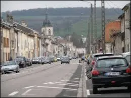Nous traversons Flavigny-sur-Moselle. Ville lorraine de l'actuel canton de Saint-Nicolas-de-Port, elle se situe dans le département ...