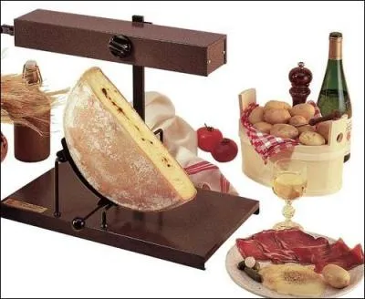 Nous ne pouvions pas finir le quiz sans goûter à un plat d'hiver : Cette raclette vous est présentée "à l'ancienne", et dans l'assiette on peut voir des tranches de viande des Grisons qui vont magnifiquement l'accompagner. D'où lui vient ce nom ?