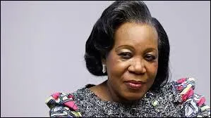 Catherine Samba-Panza, chef de l'État de transition de la République centrafricaine de janvier 2014 à mars 2016 est une civile et ancienne maire de Bangui.