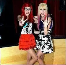 Comment s'appellent ces deux filles ?