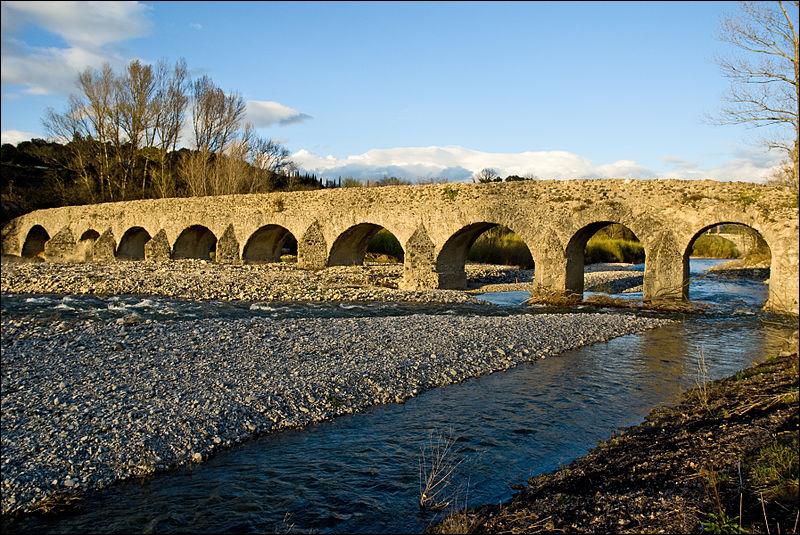 Pont romain du IIe siècle sur l'Escoutay en Ardèche avec 11 arches sur108 mètres de longueur, il se situe à :