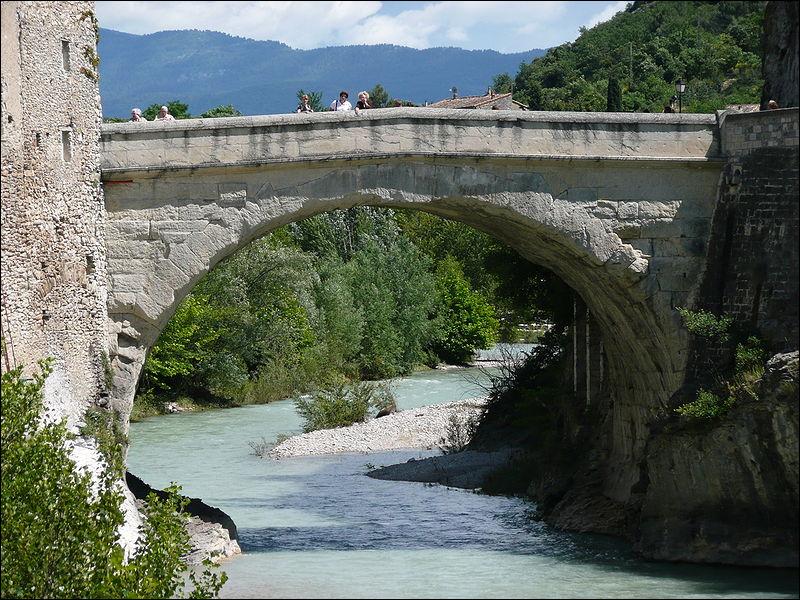 Pont romain, (hors service) du Ier siècle, un des plus connus pour cause de débordement de sa rivière l'Ouvèze, il se trouve à ... dans le Vaucluse.