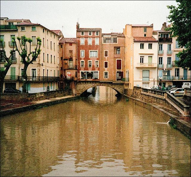 Pont piétonnier, un des deux derniers en France à être habité, datant du 1ersiècle, situé à Narbonne dans l'Aude il s'appelle le pont...