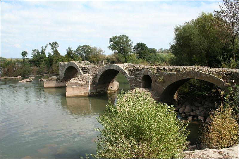 Pont romain (hors service) du 1er siècle sur l'Hérault, classé aux monuments historiques en 1862, il se situe à :