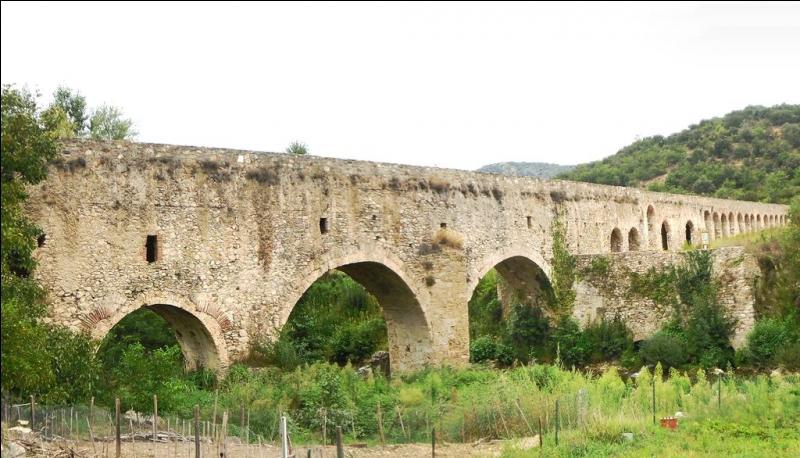 Pont aqueduc de 170 m de longueur (hors service) datant du IIIe siècle sur l'Agly dans les Pyrénées Orientales, il se situe à :