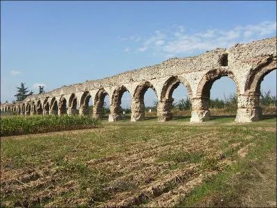 Pont aqueduc (hors service) du 1er siècle sur le Gier, de 551 m de longueur à Chaponost dans le Rhône, il s'appelle le pont aqueduc :