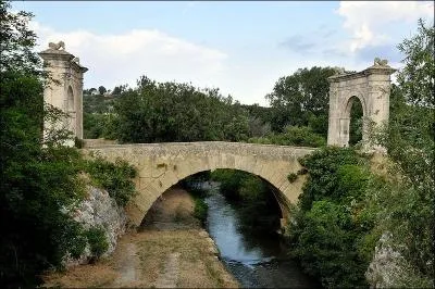 Pont piétonnier de 25 m de longueur, datant du 1er siècle sur la Touloubre
à Saint-Chamas dans les Bouches-du-Rhône, on l'appelle "le pont ....."