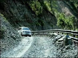 Nous avons été secoués par les ... de la route.